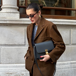 Wildleder-Blazer braun mit Umlegekragen und Knopfverschluss, seitliche Taschenansicht