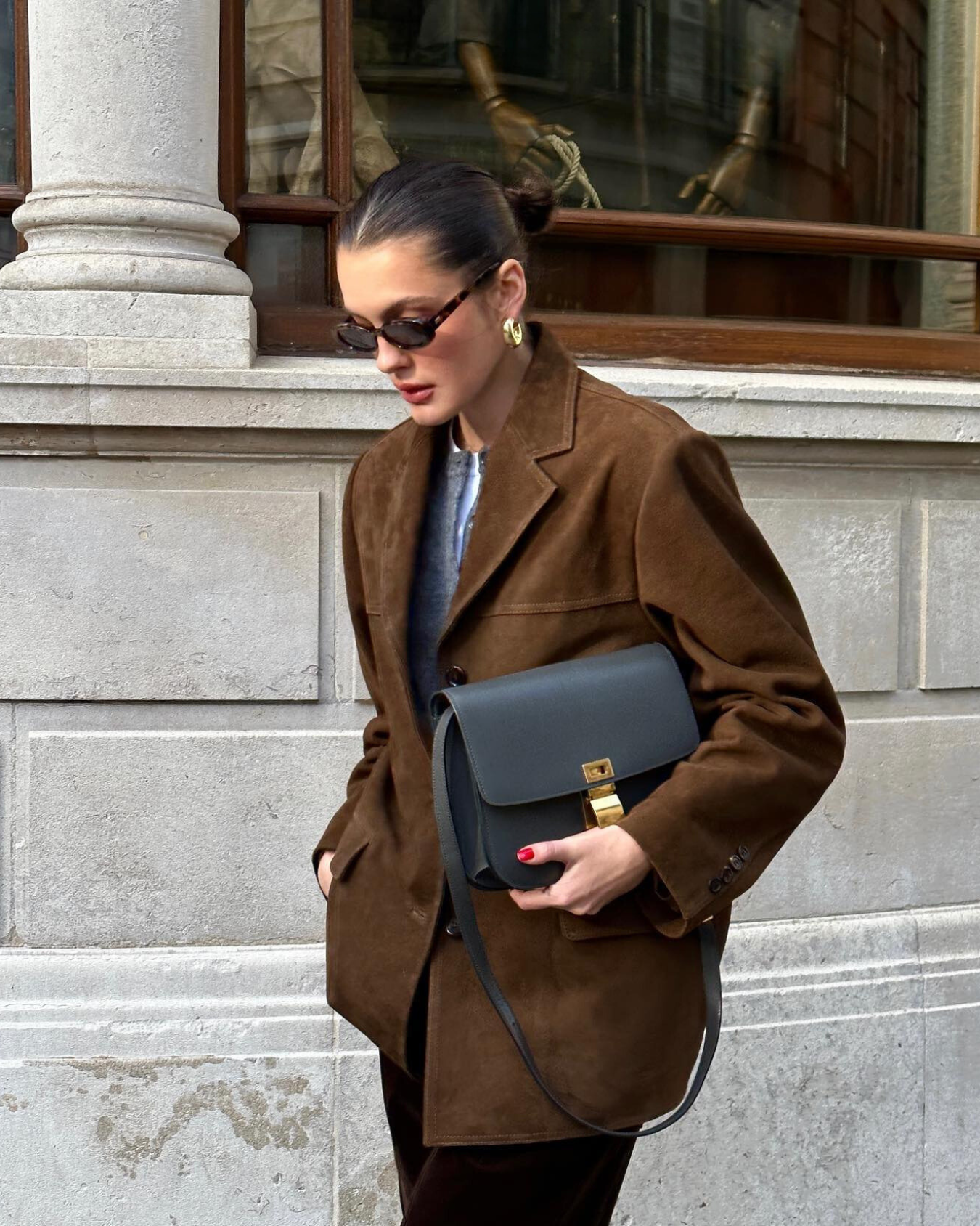 Wildleder-Blazer braun mit Umlegekragen und Knopfverschluss, seitliche Taschenansicht