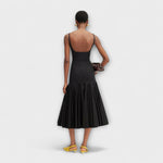 Schwarzes Midi-Kleid mit Spaghettiträgern und Faltenrock, offene Rückenpartie