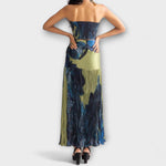 Trägerloses Midi-Kleid mit dunklem Bandeau-Oberteil und Blau-Oliv-Print, fällt bis zur Wade.
