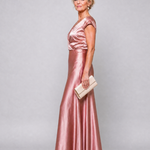 Roségoldfarbenes Maxikleid, Wickeloptik vorn, kurze Ärmel; seitliche Ansicht