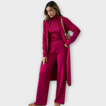Fuchsiafarbener Dreiteiler am Modell: Turtleneck, weite Hose und langer Mantel