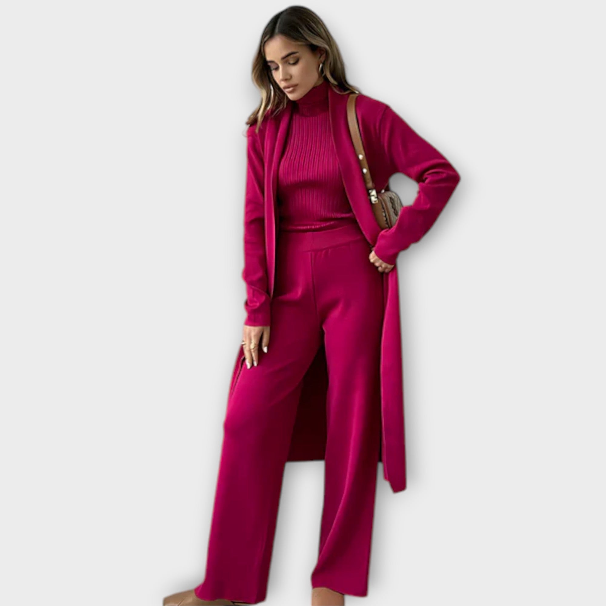 Fuchsiafarbener Dreiteiler am Modell: Turtleneck, weite Hose und langer Mantel