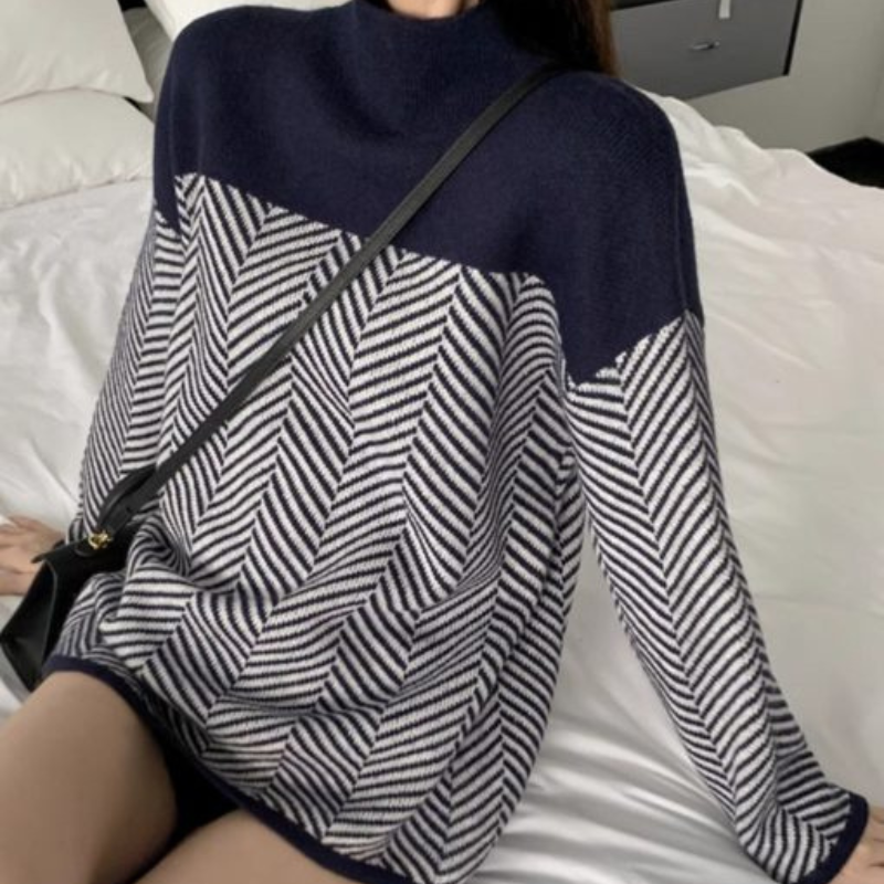 SERENA I-Pullover mit Rollkragen: dunkelblau mit Zickzackmuster vorne und an den Ärmeln