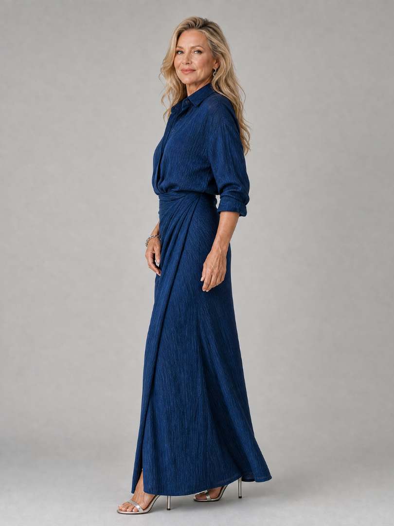 Marineblaues Maxikleid mit langen Ärmeln, Wickel-Front und fließendem Rock, Seitenansicht