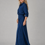 Marineblaues Maxikleid mit langen Ärmeln, Wickel-Front und fließendem Rock, Seitenansicht
