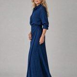 Marineblaues Maxikleid mit langen Ärmeln, Wickel-Front und fließendem Rock, Seitenansicht