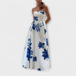 Schulterfreies Maxikleid mit blauen Blumenmuster auf hellem Grund