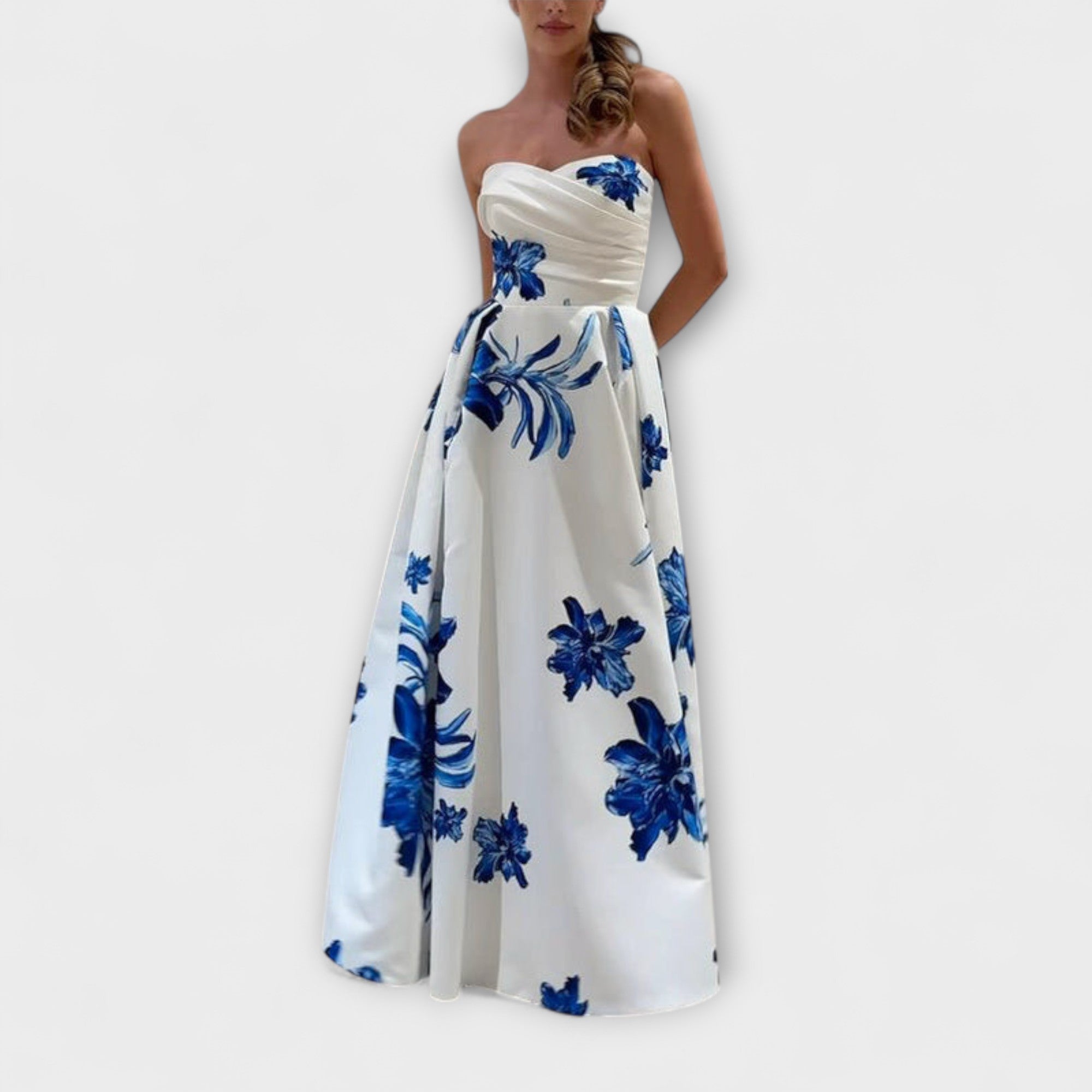 Schulterfreies Maxikleid mit blauen Blumenmuster auf hellem Grund