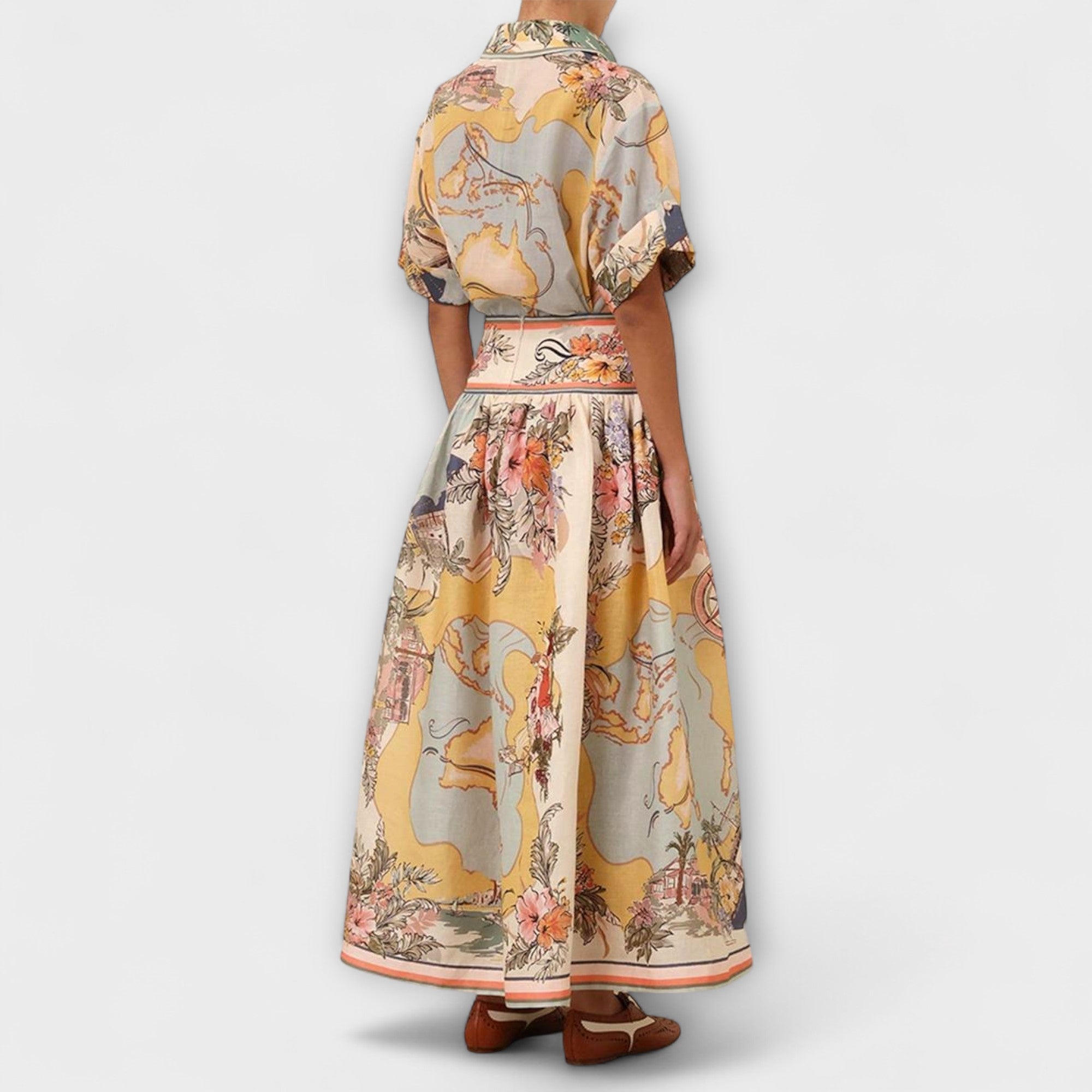 Rückenansicht Midi-Rock mit weit schwingendem Faltenwurf, gelb-beige mit großem Allover-Print.