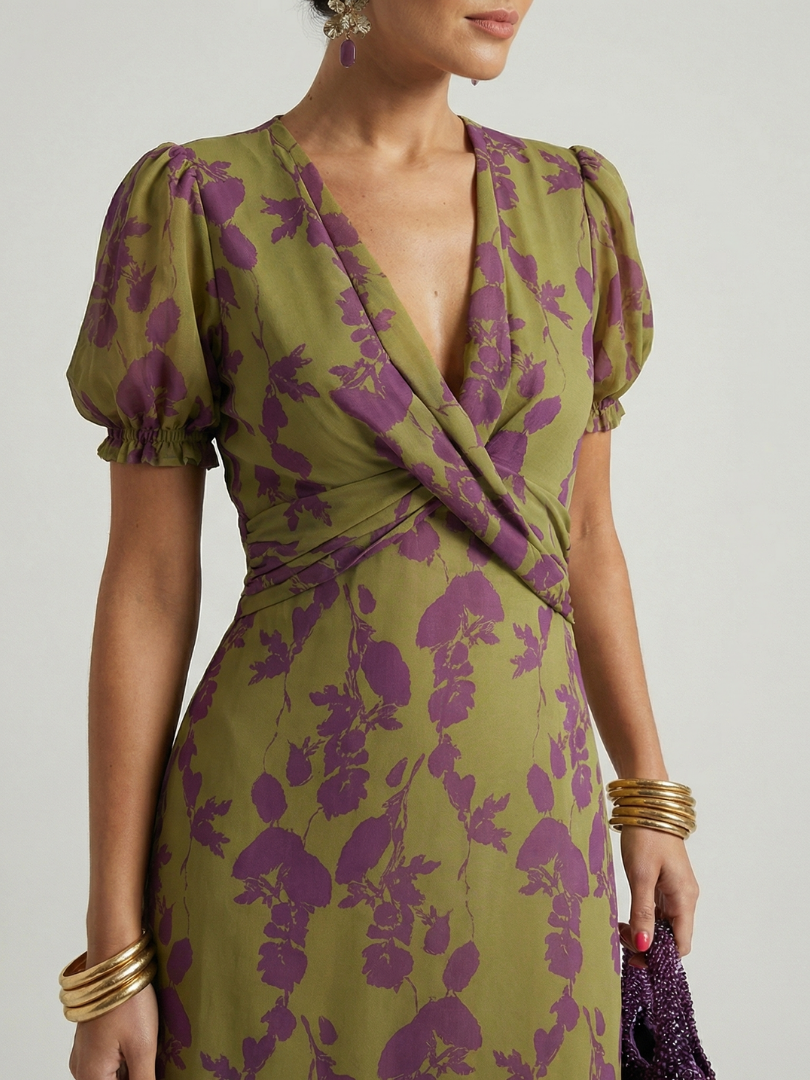 Midi-Kleid mit tiefer Wickel-Vorderseite und lila Blüten auf olivgrün