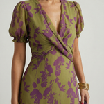Midi-Kleid mit tiefer Wickel-Vorderseite und lila Blüten auf olivgrün