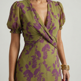 Midi-Kleid mit tiefer Wickel-Vorderseite und lila Blüten auf olivgrün