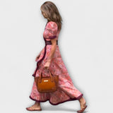 Rosa Maxi-Kleid mit Puffärmeln, dunklem Gürtel und weit schwingendem Rocksaum