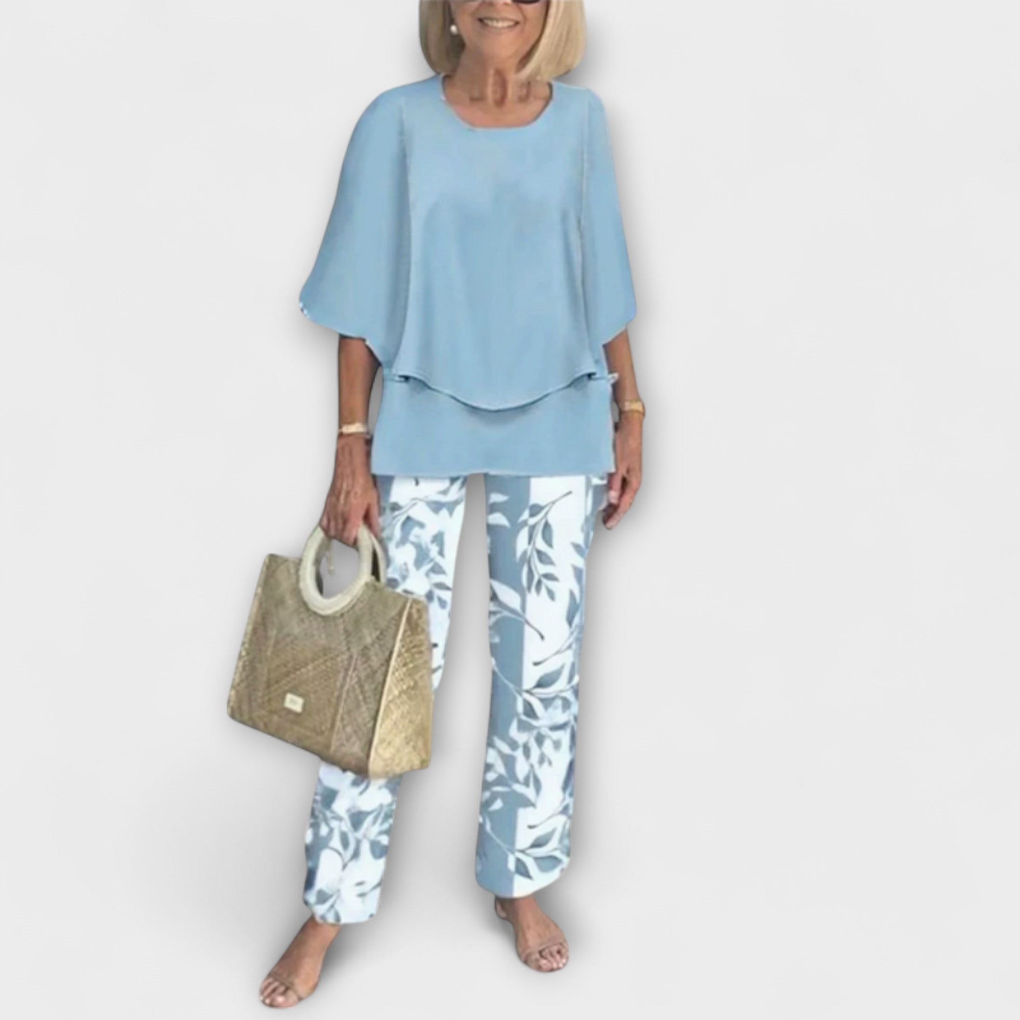 Set aus hellblauer Bluse und Hose mit blau-weißem Blätterdruck