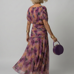Lila Off-Shoulder-Midi-Kleid von Calen, Rückansicht mit Blumenmuster und Midi-Saum