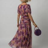 Lila Off-Shoulder-Midi-Kleid von Calen, Rückansicht mit Blumenmuster und Midi-Saum