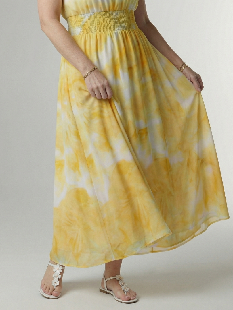 Gelbes Halter-Midi-Kleid, geraffter Taillenbund und schwingender Rock mit Muster