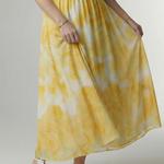 Gelbes Halter-Midi-Kleid, geraffter Taillenbund und schwingender Rock mit Muster