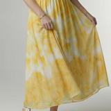 Gelbes Halter-Midi-Kleid, geraffter Taillenbund und schwingender Rock mit Muster