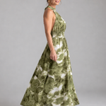 Grünes Midi-Kleid mit geraffter Taille und abstraktem Blattdruck, ärmellos, hoher Hals, seitlich