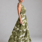 Grünes Midi-Kleid mit geraffter Taille und abstraktem Blattdruck, ärmellos, hoher Hals, seitlich