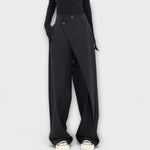 Asymmetrische Hose in Schwarz mit weitem Bein und Drapierung vorne, Knopf am Bund.
