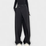 Asymmetrische Hose in Schwarz mit weitem Bein und Drapierung vorne, Knopf am Bund.