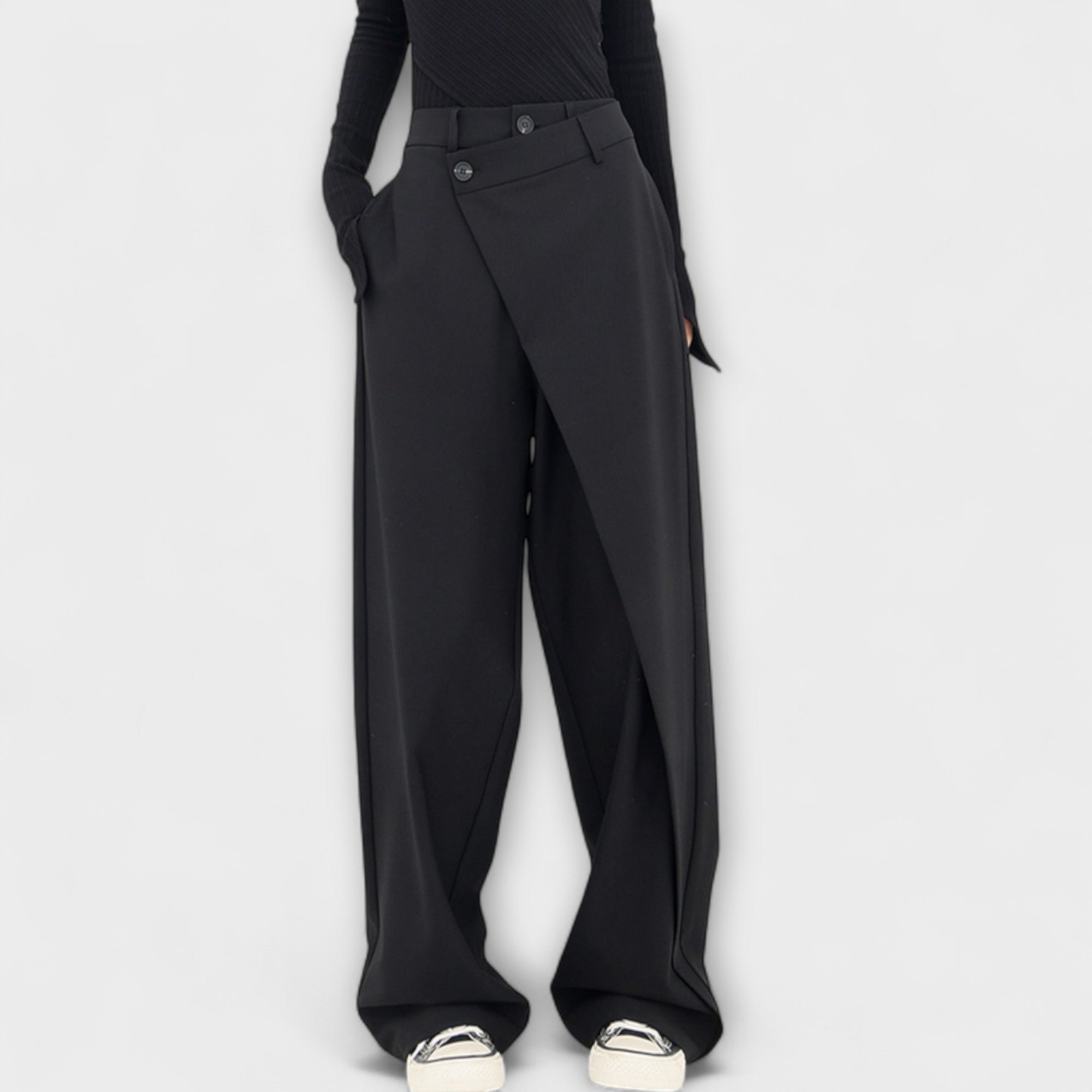 Asymmetrische Hose in Schwarz mit weitem Bein und Drapierung vorne, Knopf am Bund.
