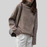 Beiger Rollkragenpullover aus Strick mit langen Ärmeln und breiten Bündchen