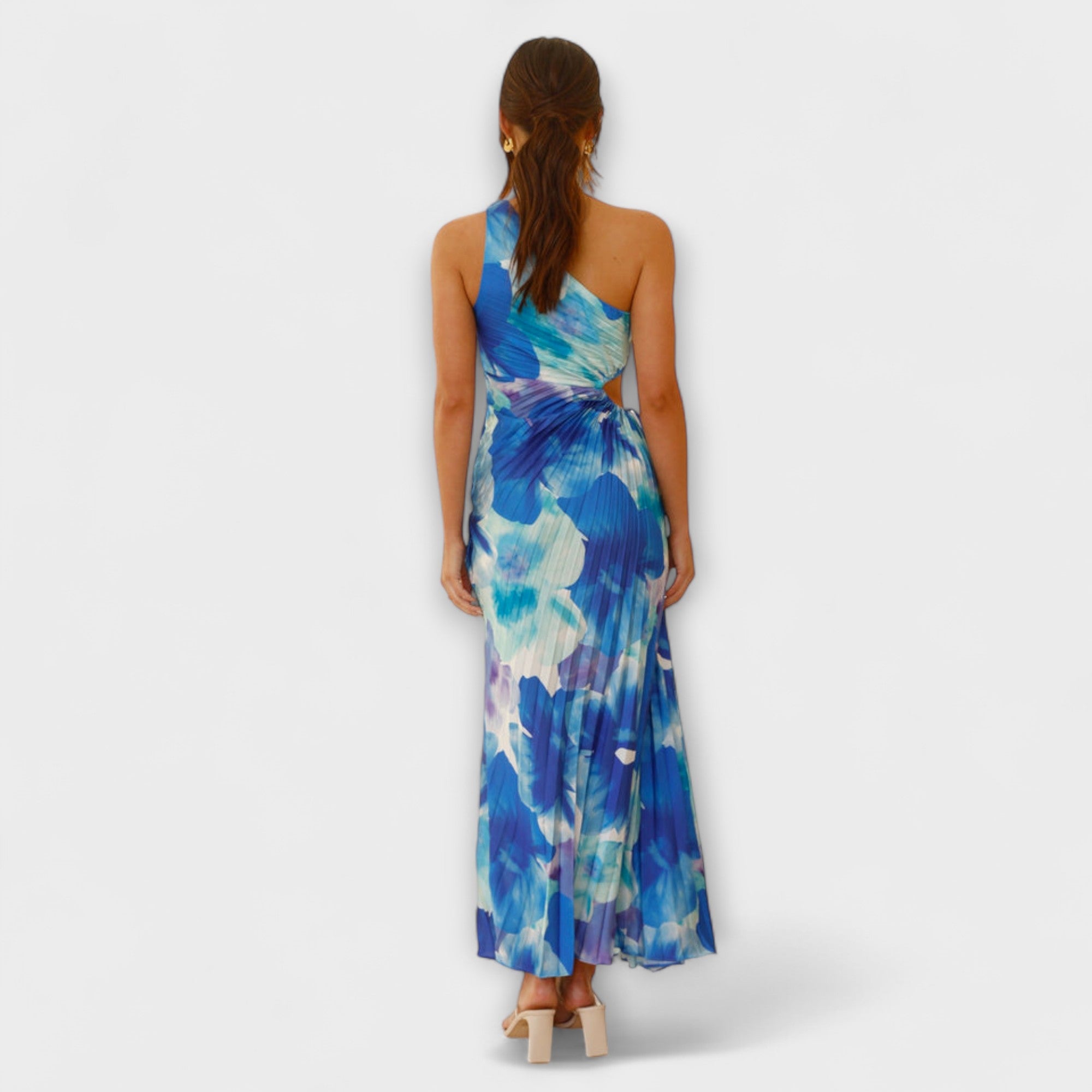 Rückansicht: Blaues Maxikleid mit Cut-out am Taillenbereich und weichem Faltenwurf