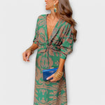 Elegantes Kleid mit langen Ärmeln, grün mit goldfarbenem Print und tiefem V-Ausschnitt
