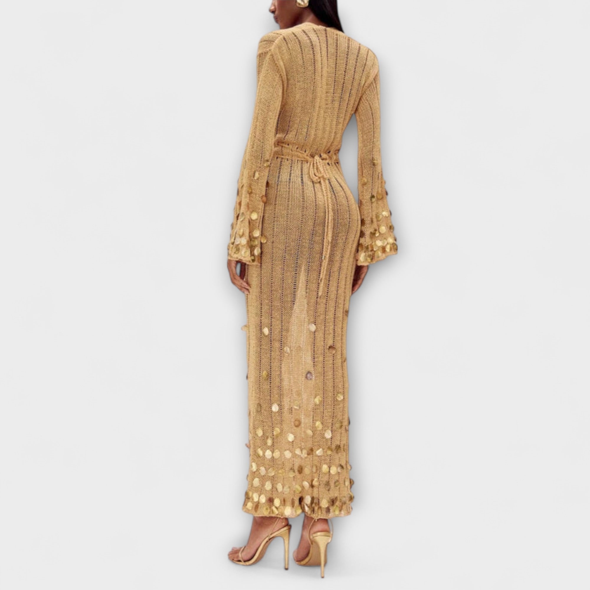 Goldfarbenes Strick-Maxikleid mit dekorativer Rückenansicht und besticktem Saum