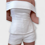 Zweiteiliges Set: schulterfreies Peplum-Oberteil mit schwingendem Saum und Shorts, weiß