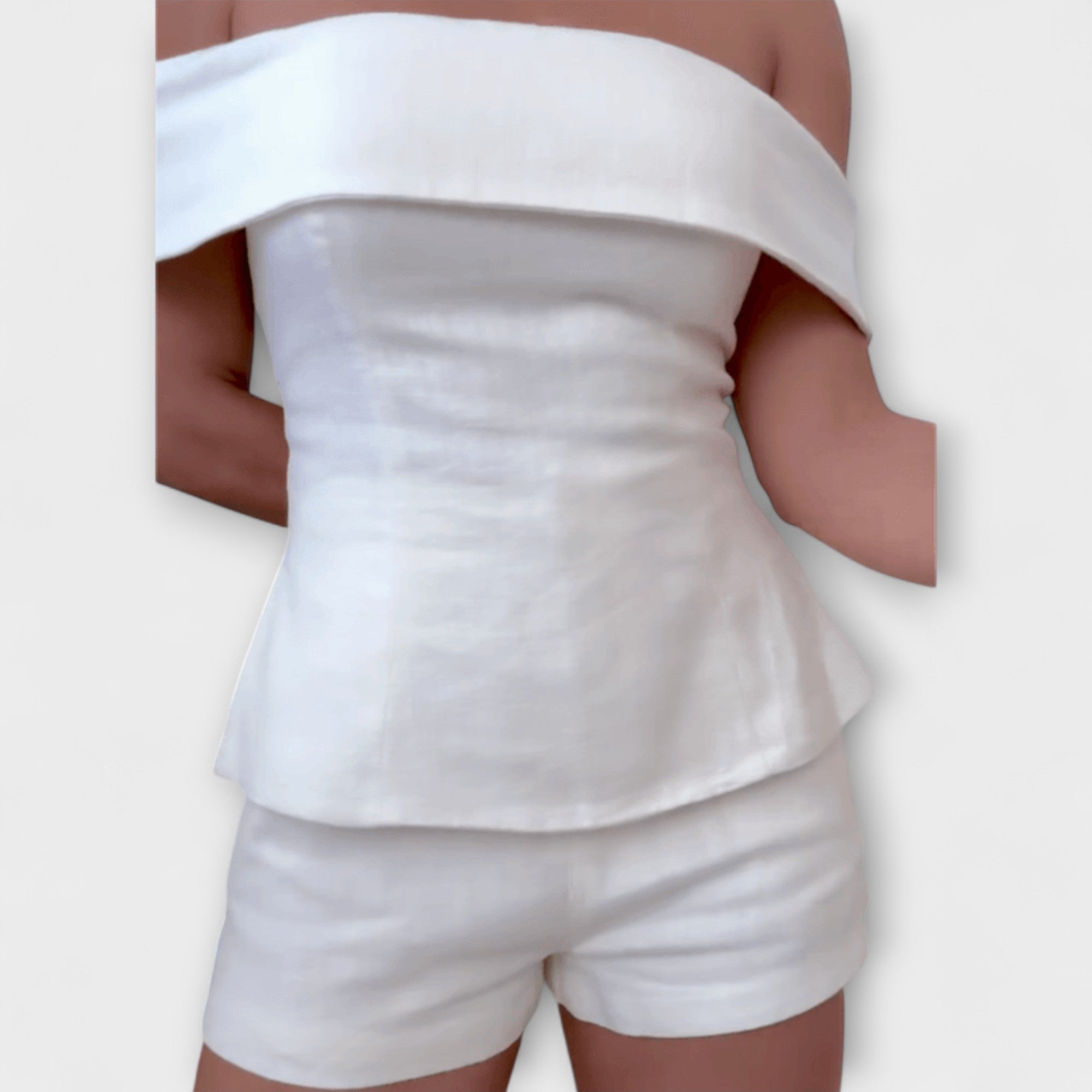 Zweiteiliges Set: schulterfreies Peplum-Oberteil mit schwingendem Saum und Shorts, weiß
