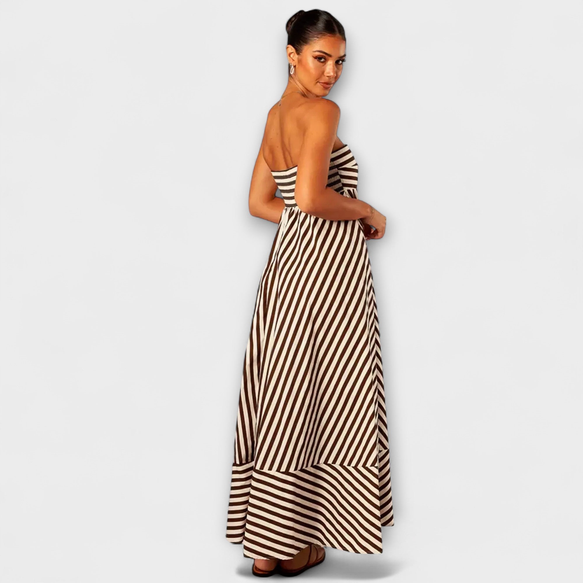 Gestreiftes Maxi-Kleid mit Bandeau-Top und langen, fließenden Trägern; gerader Rocksaum