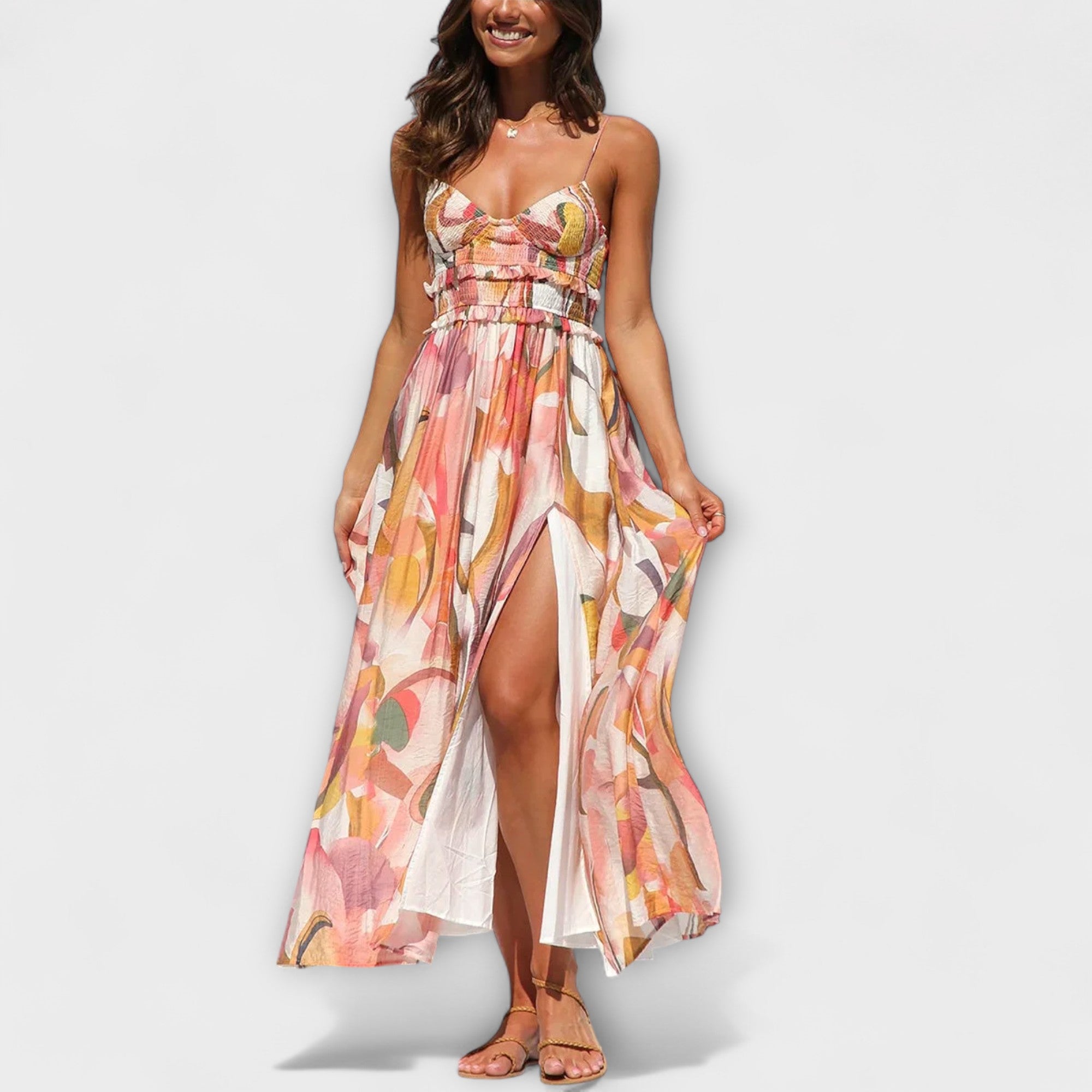 Bedrucktes Maxi-Kleid mit Spaghettiträgern, geraffter Taille und langem Rock mit Schlitz
