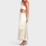 Ecru Maxi-Kleid mit Cutout in der Taille und mehrlagigem Fransenrock