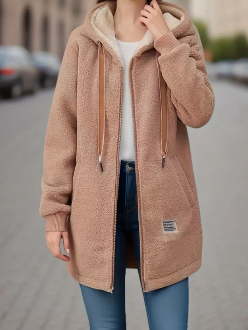 Warme Teddyweste mit Kapuze, khaki/beige, Reißverschluss und seitliche Taschen.