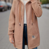 Warme Teddyweste mit Kapuze, khaki/beige, Reißverschluss und seitliche Taschen.