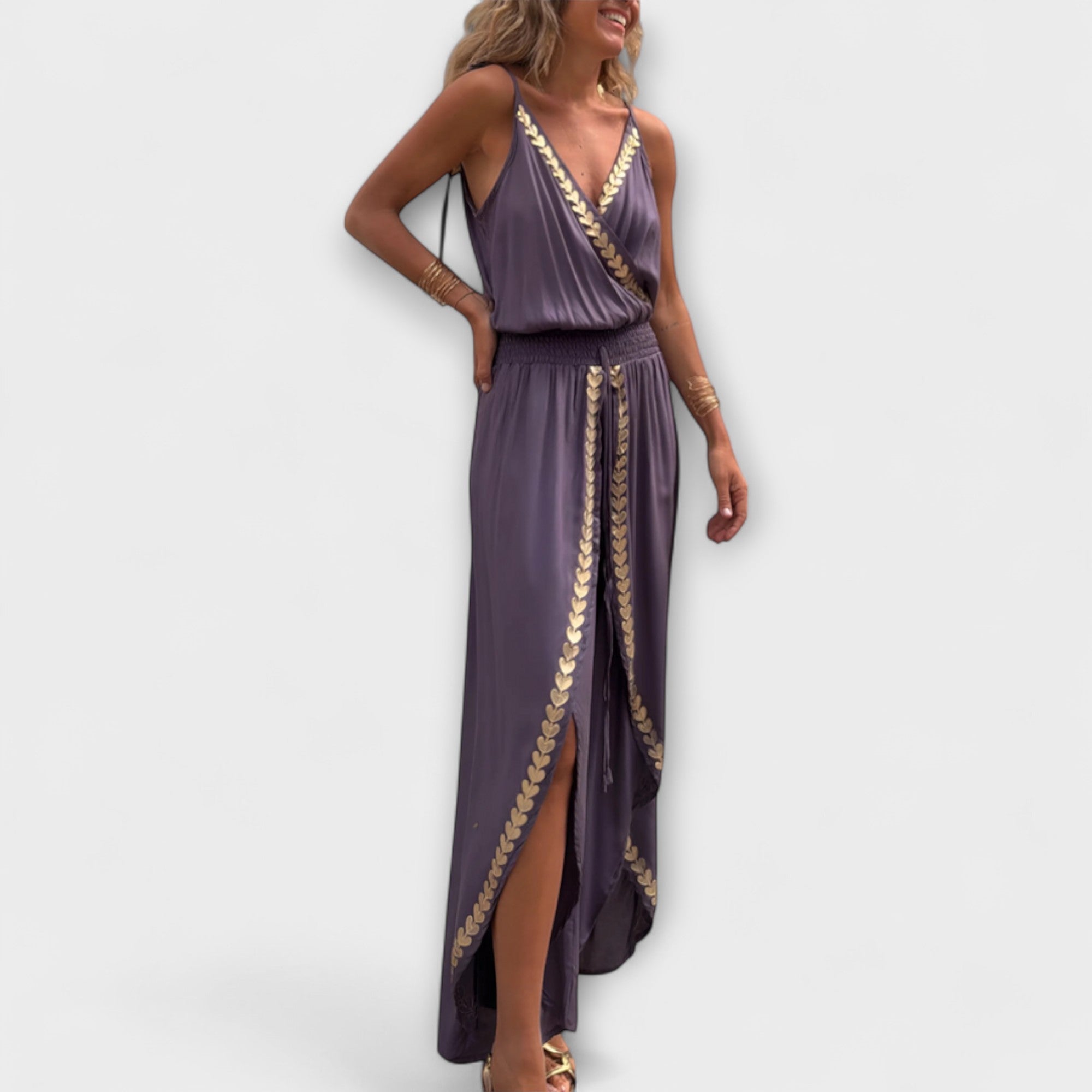 Dunkelvioletter Jumpsuit mit Trägern, goldene Stickerei am Taillenbund und Beinschlitz