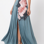 Maxikleid vorne: Neckholder-Top, blauer Rock mit pinken und dunklen Blüten