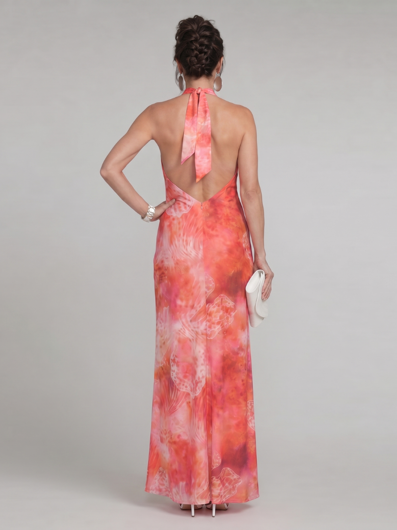 Rückenansicht: Halterneck-Printmaxikleid korallrot, bodenlang, offene Rückseite