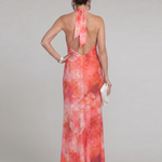 Rückenansicht: Halterneck-Printmaxikleid korallrot, bodenlang, offene Rückseite