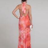 Rückenansicht: Halterneck-Printmaxikleid korallrot, bodenlang, offene Rückseite