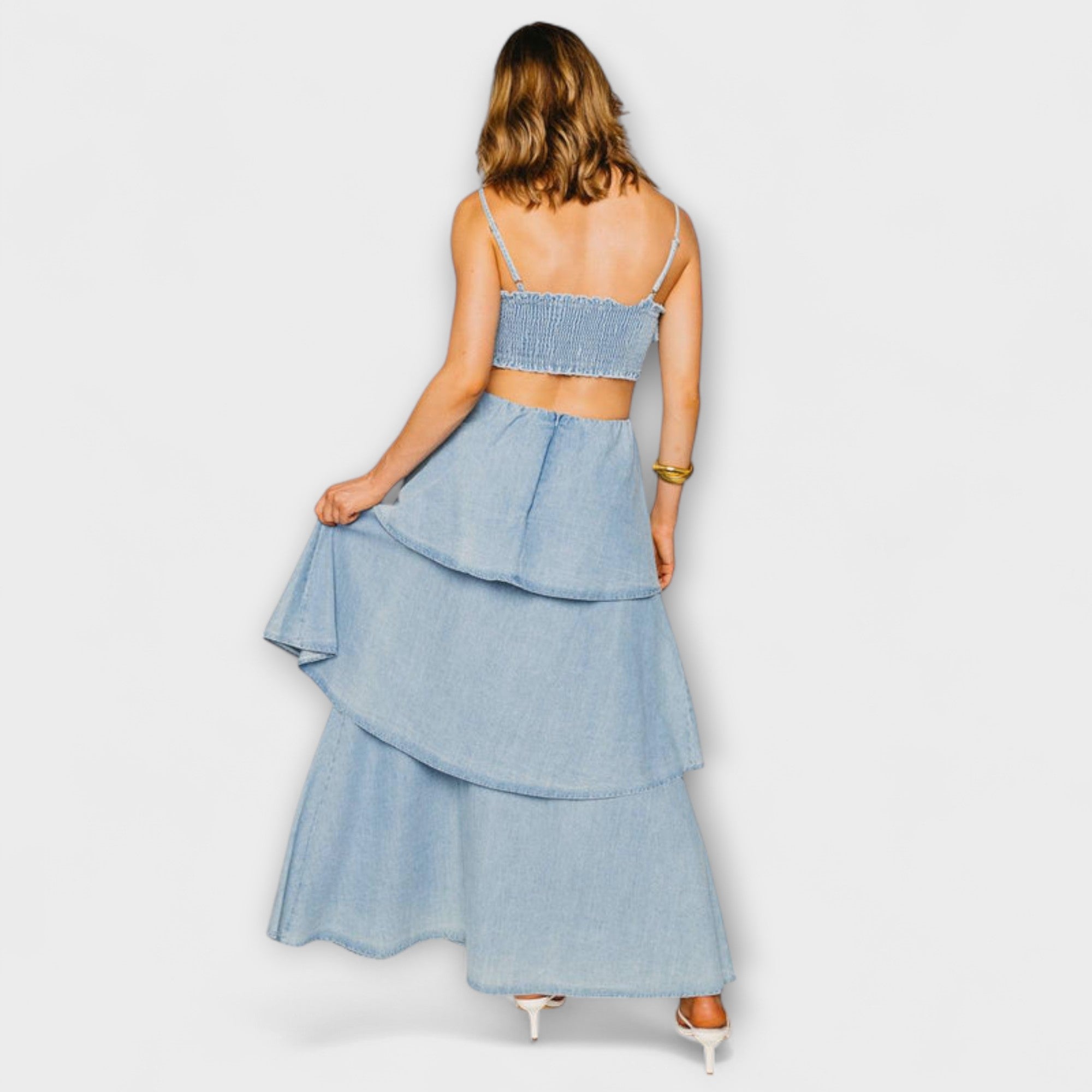 Rückansicht: hellblaues Maxikleid mit Trägern, gerafftem Oberteil und mehrlagigem Rock