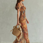 Mehrfarbiges Midi-Kleid mit Rüschenärmeln, tailliertem Schnitt und Bein-Schlitz