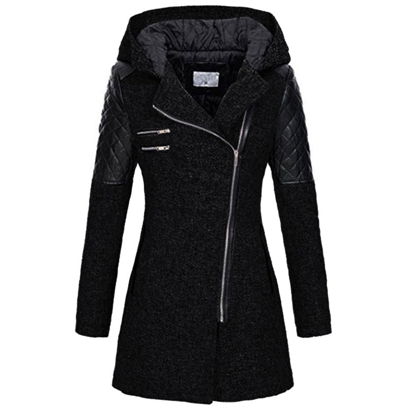 Winterjacke in Schwarz mit Kapuze, Reißverschluss und gesteppten Ärmeln