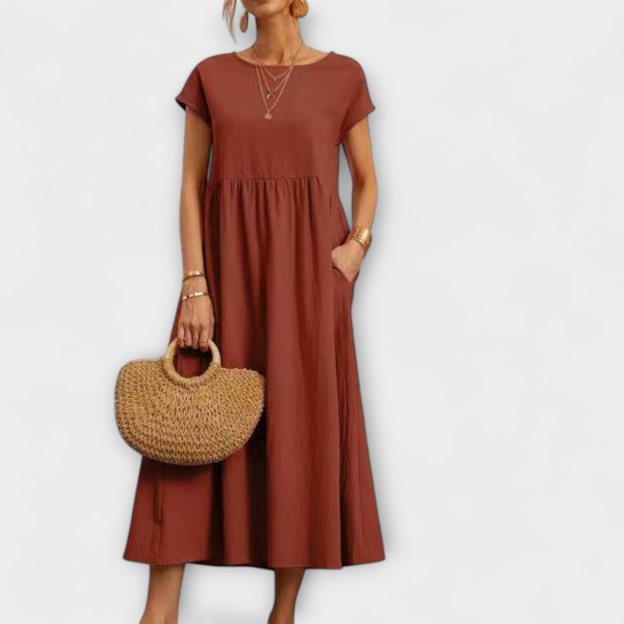 Rostbraunes Kleid mit kurzen Ärmeln, Rundhalsausschnitt und gerafftem Faltenrock