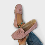 Lise-Slipper in Rosa, Mocassin-Form mit Schleifenbesatz und sichtbarer Profilsohle
